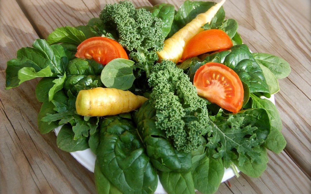 An image of spinach and tomatoes to represent when Organic Fruits and Vegetables are Worth It!