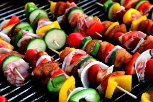 shish kabobs on a grill to discuss easy, healthy meals you can cook if you don't like to cook.