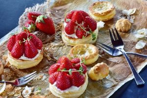 An image of mini strawberry cakes to discuss the problems with diets that are calorie based is that you can still eat things that are bad for you.