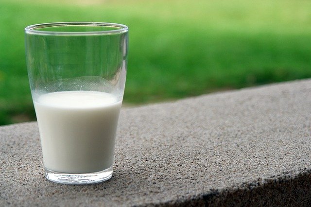 An image of a glass of milk to discuss ingredients it can contain which are banned in other countries, but not banned in america.