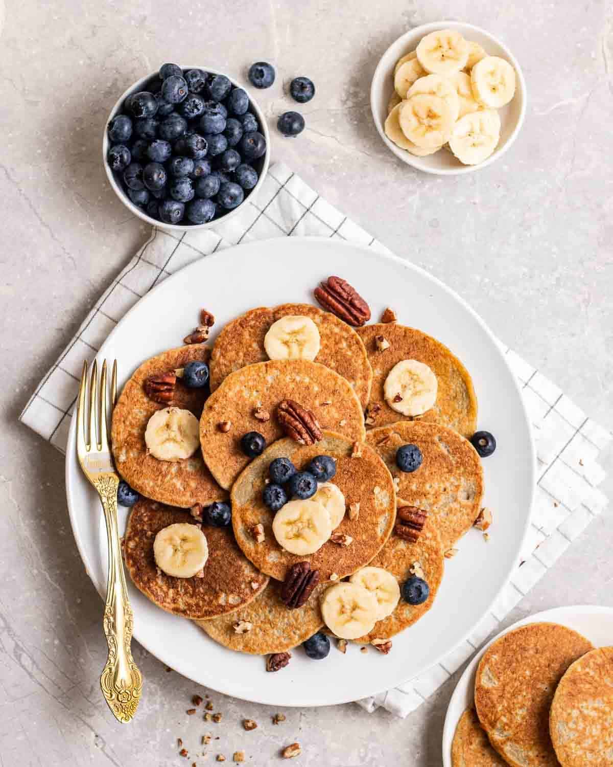 3 INGREDIENTS VEGAN BANANA OATMEAL PANCAKES