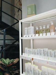 An image of some body care products on a shelf to talk about how to buy nontoxic products in store.