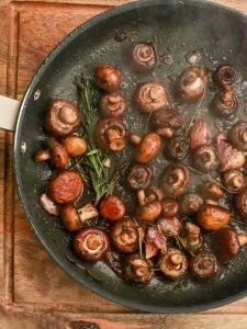 An image of a nonstick cooking pan to talk about the dangers they impose on our health.