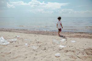 Obraz plastiku na plaży, który opowiada o niebezpieczeństwach plastiku dla środowiska.