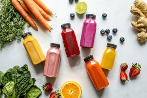An image of vegetables an juices to talk about how juicing can help with detoxing. 